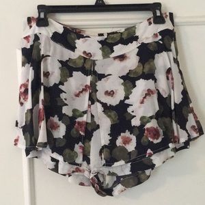Sam & Lavi shorts size medium.